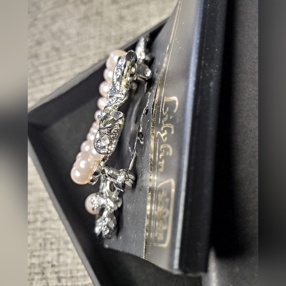 VNTG Lilylin Crystal & Faux Pearl Silvertone Heart & Bows Brooch and Earring set - Picture 4 of 13